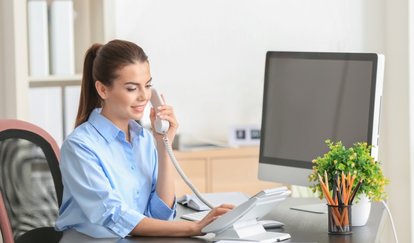 virtual-receptionists-handling-calls